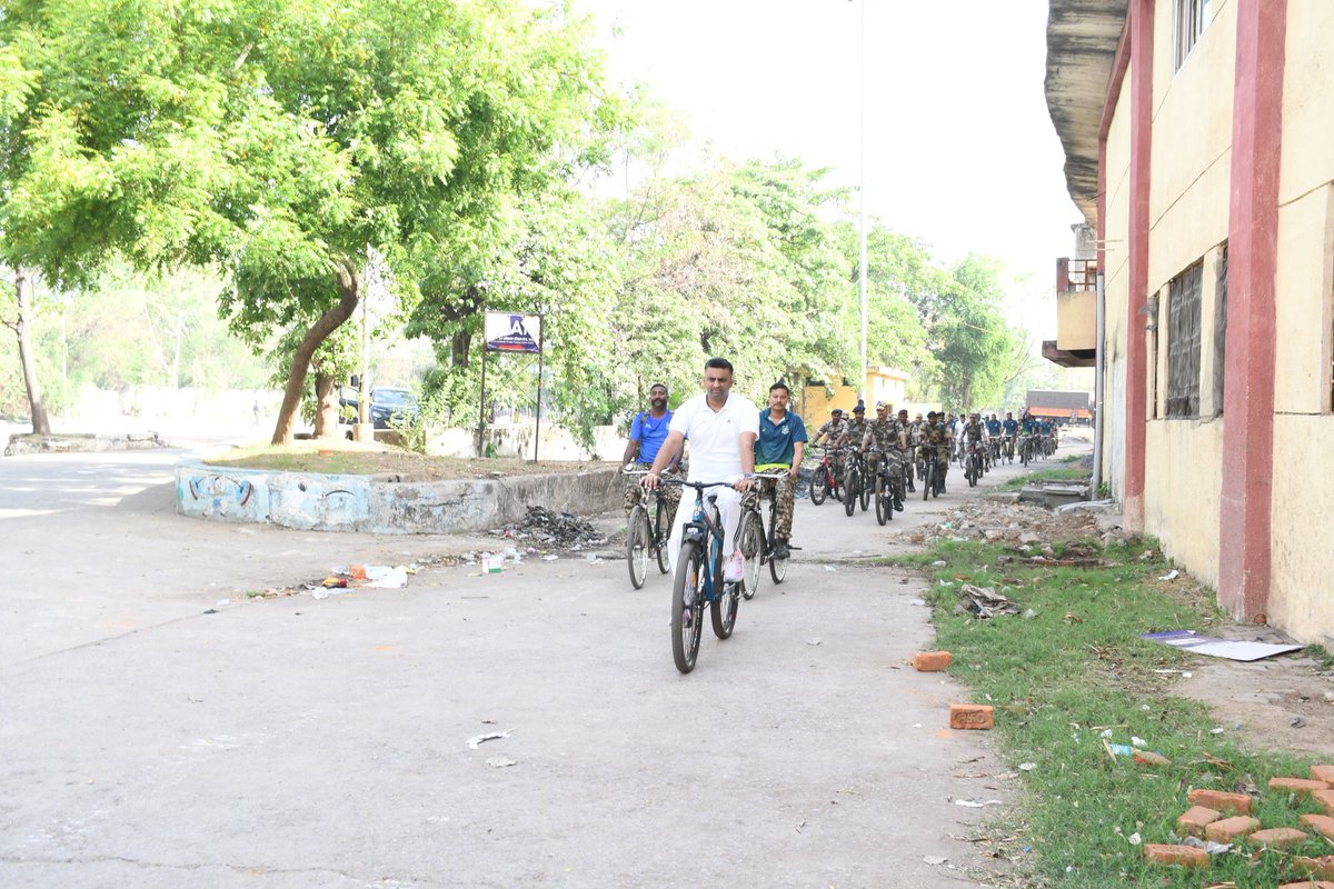 GCRAIPUR's tweet photo. Under the #Fit India Movement initiative, Team #GCRaipur along with SAI enthusiastically participated in “Sundays on Cycle” at Chhatrapati Shivaji Maharaj Outdoor Stadium, Budhatalab, Raipur. 

#FitIndiaMovement #SundaysOnCycle #CRPF #Raipur https://t.co/O5RaVjLZID