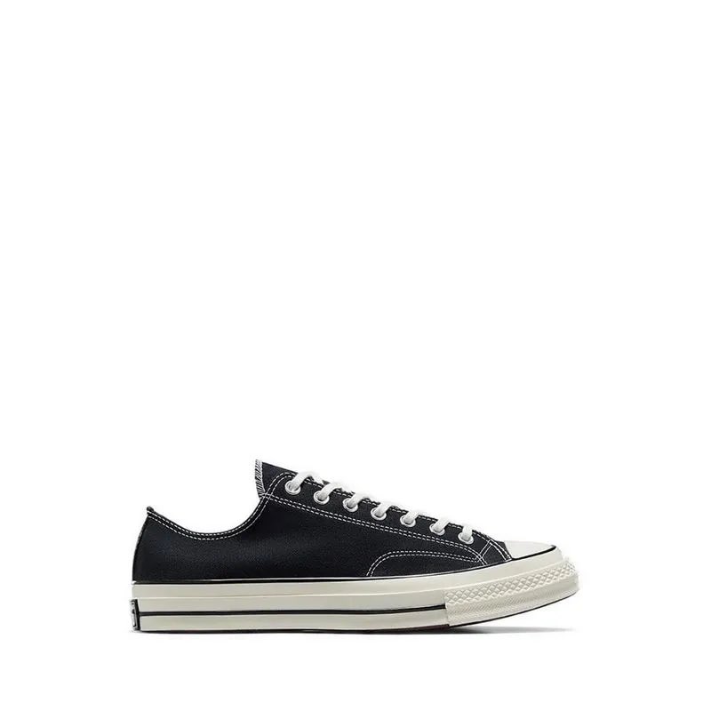 AyanggaHK's tweet photo. kalian kalau di suruh milih di antara 2 sepatu ini kalian pilih yang mana? converse / vans ? https://t.co/f3zBaU9aye