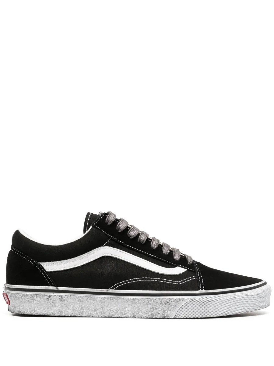 AyanggaHK's tweet photo. kalian kalau di suruh milih di antara 2 sepatu ini kalian pilih yang mana? converse / vans ? https://t.co/f3zBaU9aye