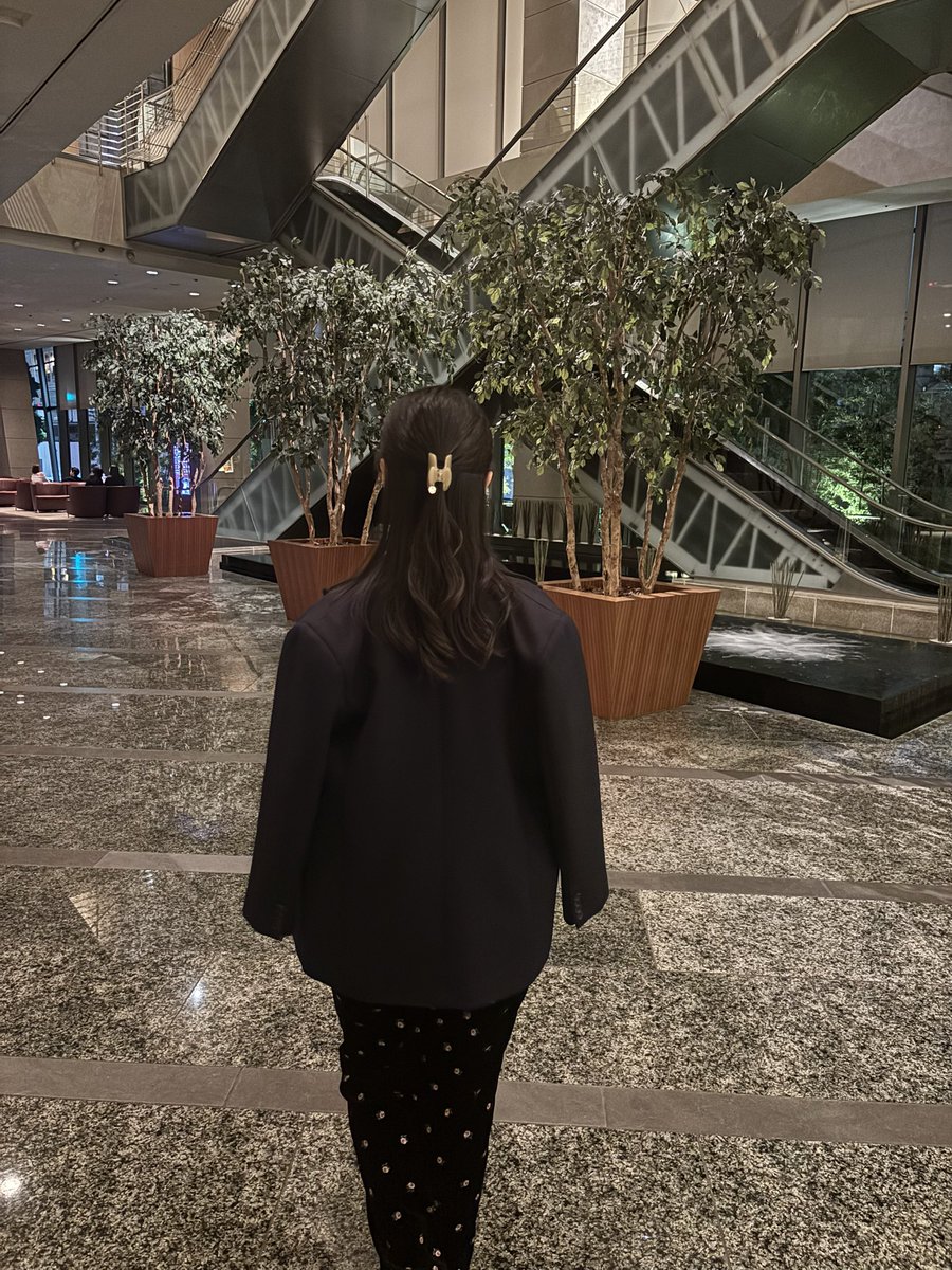 pinkleeew's tweet photo. グランドハイアットのディナーでまったり過ごした日🥂休日に大活躍のCaban の花柄ベロアパンツ🩶オールシーズンはけて、夏はUNIQLOのミニTとダイヤジュエリーを合わせるだけでエレガンとな雰囲気にしてくれるから重宝してます✨
最近はHERMESのブレスレットを合わせたコーデがお気に入り！ https://t.co/RFKhECuceC
