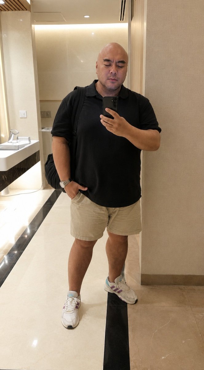 CarlowMallow's tweet photo. That 30-second window of empty banyo peace. https://t.co/owC2QOeu8O