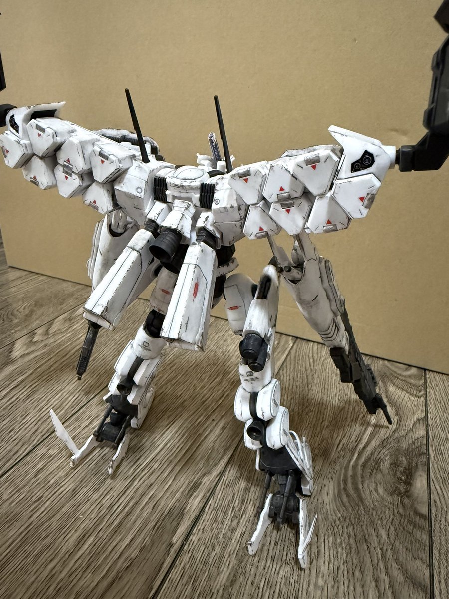 zirei6's tweet photo. 装甲はもう少し青白イメージなのですが、全塗装は出来ないので汚しだけです。デカールが千切れたり、トップコートしたのに汚しのふき取りで千切ったり、パーツ無くしたり大変でした😂
アーマードコア未プレイですが惹きつけられるOPムービーのホワイトグリントを再現したかった！
かっこいいので満足！ https://t.co/dcgF7ZrwZx