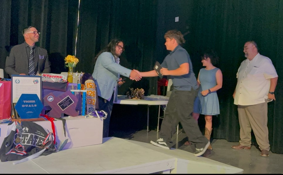 elbigfred's tweet photo. My boy earned the "No Quit Mentality" Award. As a wrestling parent every match is a prayer, every loss is a lesson and every win is a celebration. Thank You coaches for preparing Santiago and the rest of the Burges Mustangs for battle every week!  #ElSanti #IOB #MustangWrestling https://t.co/6iNblWFTZa