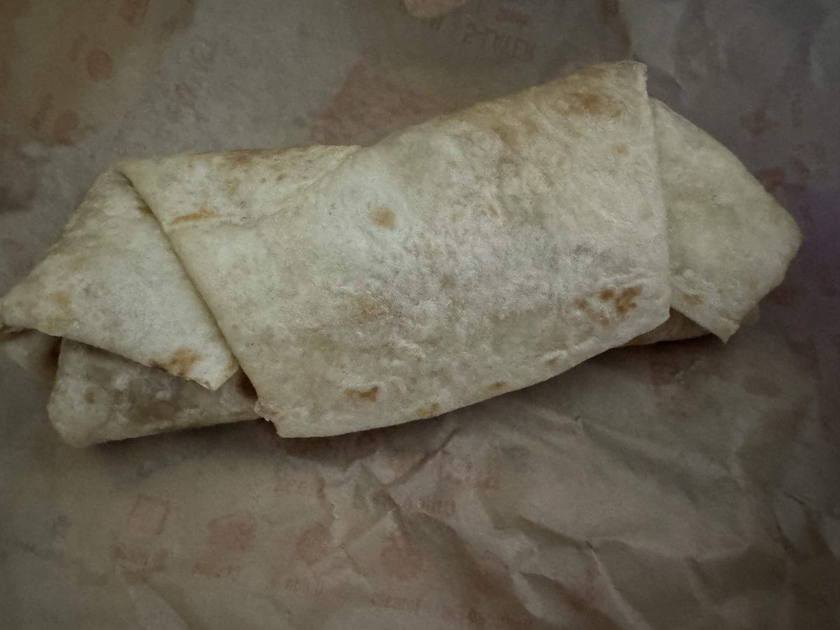 RynHub's tweet photo. the new croissant burrito is delicious @tacobell 🥐 https://t.co/9ukVbVSjQY