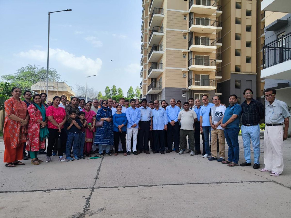 FbdMirror's tweet photo. 7 साल, Bank Loan, Rent का बोझ और #HEWO Flat अभी भी नहीं मिला लोगो को! 

Faridabad Sec 19 &amp; 21D के सरकारी Employees आज भी इंतज़ार में हैं।

जब सरकारी System का यह हाल है...
तो Private Builders पर कौन करेगा भरोसा? 

@cmoharyana - जवाब कब मिलेगा?
@HsvpHaryana @VipulGoelBJP https://t.co/rj79KBmzHo