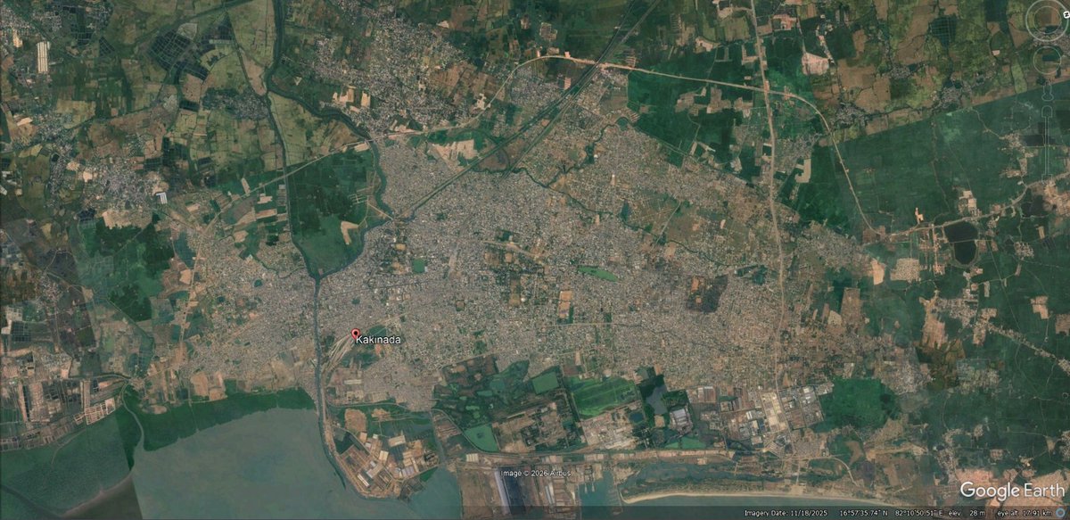 introvert123_'s tweet photo. 📈 Growth beyond boundaries

Pic1: Kakinada in 2026 satellite view
Pic2: Kakinada Municipal Corporation (KMC) map incorporated onto pic1, showing urbanization🏙️

This is how the kakinada population is being "underestimated" over the years considering the population of KMC limits. https://t.co/caVqO3vPg3