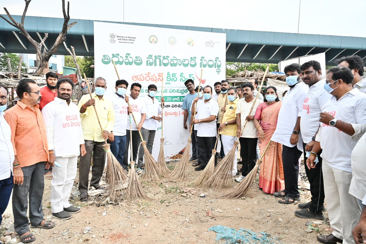 MCTTirupati's tweet photo. ఆపరేషన్ క్లీన్ స్వీప్ కార్యక్రమం లో భాగంగా నగరంలోని నారాయణ పురంలో పారిశుధ్థ్య పనులు చేస్తున్న ఎమ్మెల్యే ఆరణి శ్రీనివాసులు తదితరులు.
#Tirupati #MCT #OperationCleanSweep #APCM #maud_municipal #cdma_municipal #NCBN #cleanandhra https://t.co/p18IbVM262