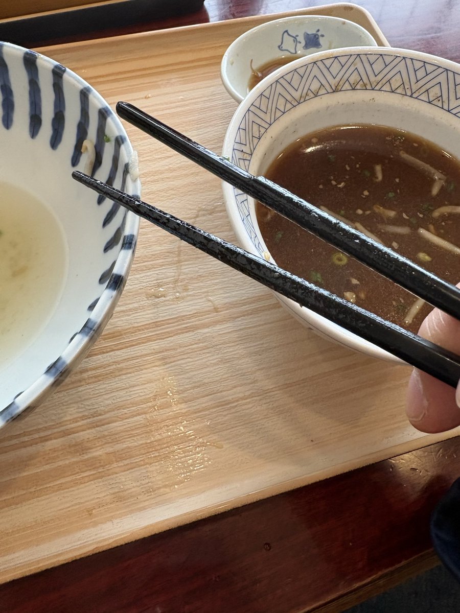 upupoke00's tweet photo. お店でつけうどん食べててなんかずっと掴みづらいと思いながら食べ終わったあとふと見たらはしが一本マドラーだった笑😂 https://t.co/DoSQDaoWwd