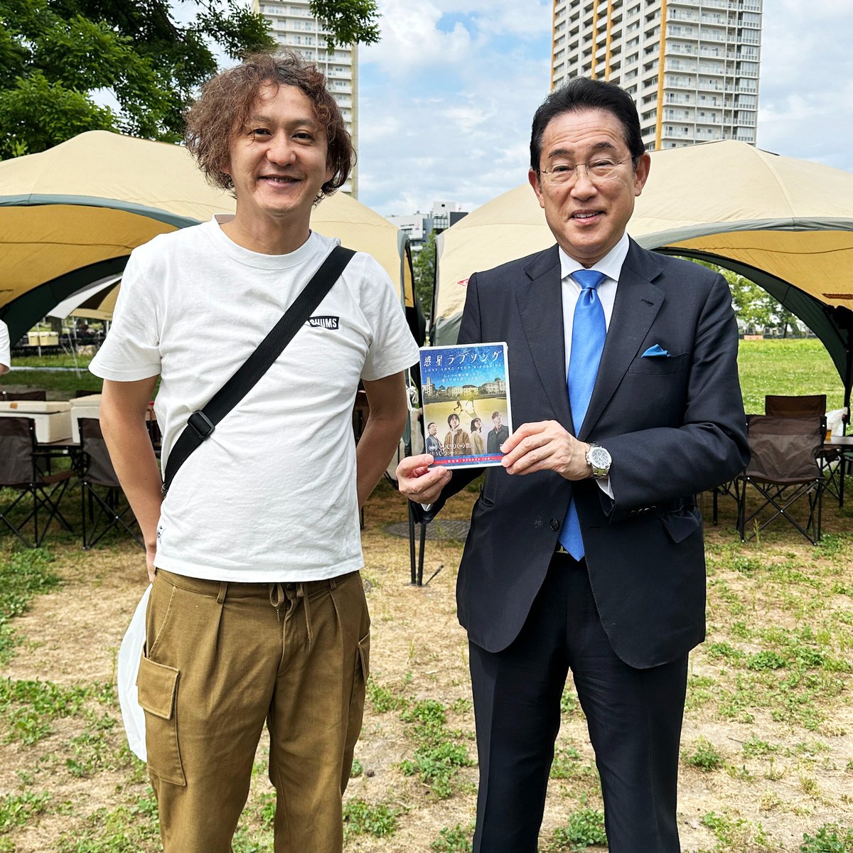 tokigawa7's tweet photo. 昨日、岸田文雄元総理にお会いする機会があり
 映画「惑星 ラブソング」のDVDを差し上げました。

「現在の広島から、平和を描いた映画です」とお伝えすると「必ず観るよ」とのお言葉。

元総理の感想、めちゃくちゃ気になります。。。 https://t.co/xloRyLwUn5
