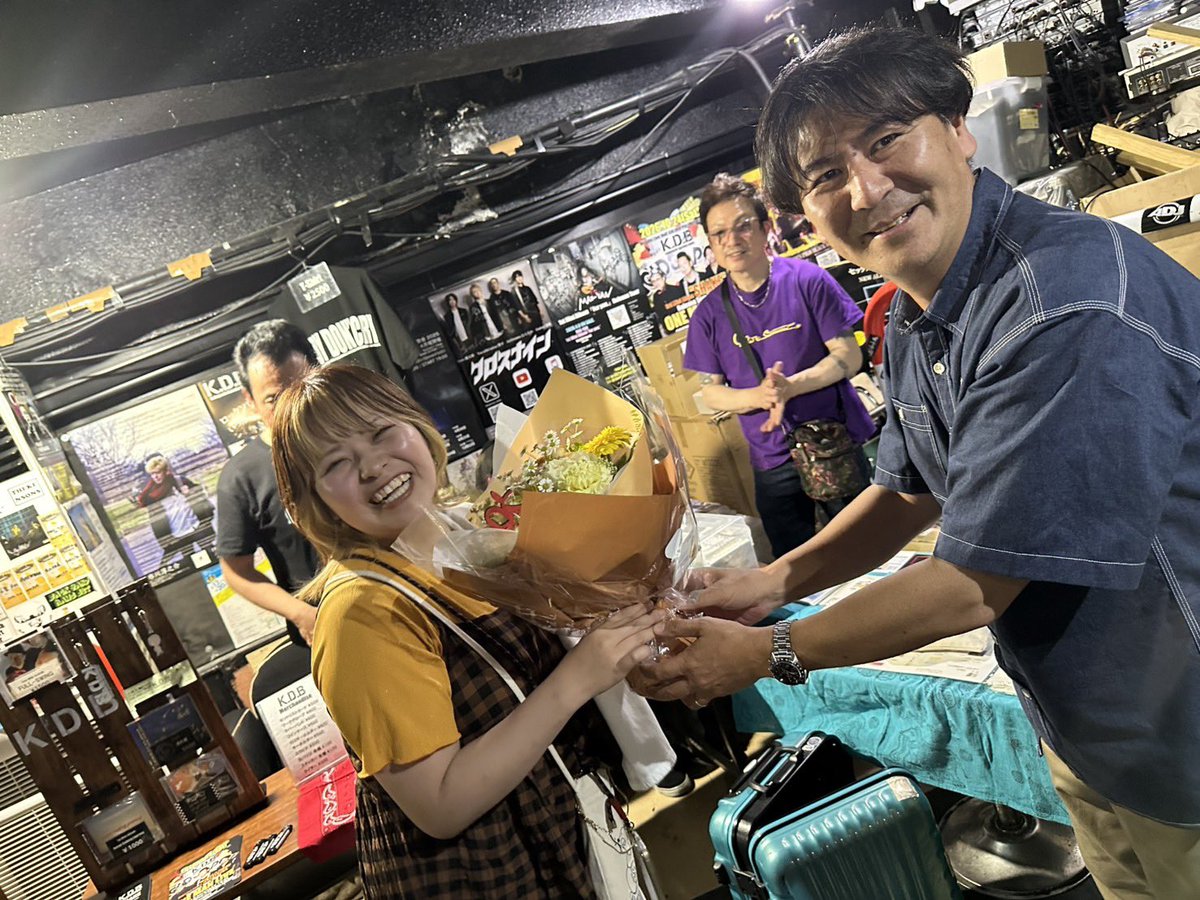 ssw_chihiro's tweet photo. ______________ 
2026.5.23

【ChihiRock vol.2】
心から笑って楽しかった日。

O.AにYoJINさん
何かとイベントで一緒になることが多くて
よっしーがいる日はよっしーワールドに取り込まれたようにずっとよっしー。笑
とにかく人柄が良くって大好きな人

桜井さんは下田のイベントでよくご一緒させてもらってて、
少しずつ話す機会が増えていて個人的に嬉しい。
今回初めてのロケピンだったようで、ライブハウスで桜井さんとステージご一緒させてもらえたのが嬉しかったです！
またよろしくお願いします🥺

ず。の2人が今回、飛べをカバーしてくださいました！
もう、大好き、ず。笑
最高でした🥲
歌う時にず。の2人がいてくれるだけで心強くて、
昨日はなぜか涙が出そうになりました。
ず。オリジナル曲も最高！！

矢代秀晴＆SouthHillsの皆さん、
こちらも下田のイベントでご一緒させてもらっていて
いつか企画ライブに出てもらいたい、念願が叶いました！
とんさんから仕上がった矢代さん、最高でした！
お三方常に余裕のあるようなでもバチっときまるステージ、
ChihiRockに出てもらえて嬉しい。そう思っておりました

トリプルXさん、
こちらも念願でした‼︎前回のチヒロックは佐藤さんにギターを弾いてもらいましたが今回はスヂさんの歌も佐藤さんのギターも聴けて感動でした。やっぱりばあちゃんのうた。
今回お着替えタイムが被ってしまって、ばあちゃんのうたは楽屋から聴いてましたがうるうるきた。
またトリプルXさんの音楽が聴きたい、ライブハウスで2人が見れた事とっても嬉しかったです‼︎

小林大輔BANDの皆さん、
今回も圧巻の熱量、最高です。
５人目のメンバー（本人非公認）としてキーボードで2曲おじゃまさせていただきました！ヤマさんのドラムを背中で受けて前を向くと笑顔でギター弾き鳴らすテツさんと支えるようなベースのたくろうさんがいて、引っ張っていく後ろ姿の大さん。あぁ音楽って楽しい。って噛み締めてました。
最高でした！！！！

そして千央BAND＆川上真樹さん
マッキー先生と一緒にステージに立たせてもらったことがとにかく嬉しかったです！先生の背中を追いかけるような、でも全てを包み込むようなステージ。素敵でした
そしていつもずっと引っ張ってくれるギター飯塚さん、
欲しい音を欲しい時にくれるこーだいさん、
低音をあやつって聴かせるみつ。
皆さんのおかげで今回も安心して歌える。何かあっても任せられる。恵まれた環境でライブをさせてもらいました。

来年10年の節目として、皆さんからたくさんの笑顔とパワーをもらって歩き出せるそんな気がします！

最後に、出演の皆様、企画のみつ、まさたけさん、
ご来場くださった皆様本当にありがとうございました‼︎♡

スヂさんご夫婦から素敵なお花をいただき、
素敵な植物やじょいに似たペンケース♡
大事にします💐ありがとうございます😭