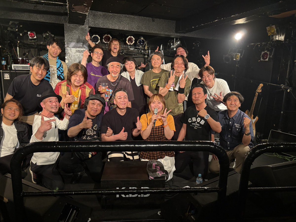 ssw_chihiro's tweet photo. ______________ 
2026.5.23

【ChihiRock vol.2】
心から笑って楽しかった日。

O.AにYoJINさん
何かとイベントで一緒になることが多くて
よっしーがいる日はよっしーワールドに取り込まれたようにずっとよっしー。笑
とにかく人柄が良くって大好きな人

桜井さんは下田のイベントでよくご一緒させてもらってて、
少しずつ話す機会が増えていて個人的に嬉しい。
今回初めてのロケピンだったようで、ライブハウスで桜井さんとステージご一緒させてもらえたのが嬉しかったです！
またよろしくお願いします🥺

ず。の2人が今回、飛べをカバーしてくださいました！
もう、大好き、ず。笑
最高でした🥲
歌う時にず。の2人がいてくれるだけで心強くて、
昨日はなぜか涙が出そうになりました。
ず。オリジナル曲も最高！！

矢代秀晴＆SouthHillsの皆さん、
こちらも下田のイベントでご一緒させてもらっていて
いつか企画ライブに出てもらいたい、念願が叶いました！
とんさんから仕上がった矢代さん、最高でした！
お三方常に余裕のあるようなでもバチっときまるステージ、
ChihiRockに出てもらえて嬉しい。そう思っておりました

トリプルXさん、
こちらも念願でした‼︎前回のチヒロックは佐藤さんにギターを弾いてもらいましたが今回はスヂさんの歌も佐藤さんのギターも聴けて感動でした。やっぱりばあちゃんのうた。
今回お着替えタイムが被ってしまって、ばあちゃんのうたは楽屋から聴いてましたがうるうるきた。
またトリプルXさんの音楽が聴きたい、ライブハウスで2人が見れた事とっても嬉しかったです‼︎

小林大輔BANDの皆さん、
今回も圧巻の熱量、最高です。
５人目のメンバー（本人非公認）としてキーボードで2曲おじゃまさせていただきました！ヤマさんのドラムを背中で受けて前を向くと笑顔でギター弾き鳴らすテツさんと支えるようなベースのたくろうさんがいて、引っ張っていく後ろ姿の大さん。あぁ音楽って楽しい。って噛み締めてました。
最高でした！！！！

そして千央BAND＆川上真樹さん
マッキー先生と一緒にステージに立たせてもらったことがとにかく嬉しかったです！先生の背中を追いかけるような、でも全てを包み込むようなステージ。素敵でした
そしていつもずっと引っ張ってくれるギター飯塚さん、
欲しい音を欲しい時にくれるこーだいさん、
低音をあやつって聴かせるみつ。
皆さんのおかげで今回も安心して歌える。何かあっても任せられる。恵まれた環境でライブをさせてもらいました。

来年10年の節目として、皆さんからたくさんの笑顔とパワーをもらって歩き出せるそんな気がします！

最後に、出演の皆様、企画のみつ、まさたけさん、
ご来場くださった皆様本当にありがとうございました‼︎♡

スヂさんご夫婦から素敵なお花をいただき、
素敵な植物やじょいに似たペンケース♡
大事にします💐ありがとうございます😭