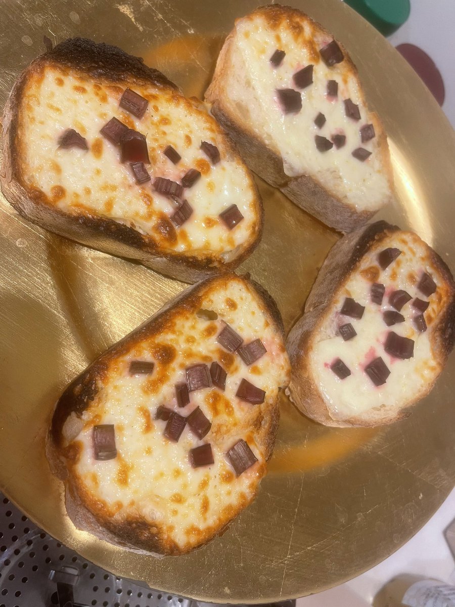 kayowell's tweet photo. 美味しい石窯焼きのハードなパンがあったので、モッツァレラにビーツの茎と、この後仕上げにドライパセリを散りばめて、日曜日の簡単ブランチ。
カリカリに焼けて美味しかったです。 https://t.co/RW6G4lwpcq