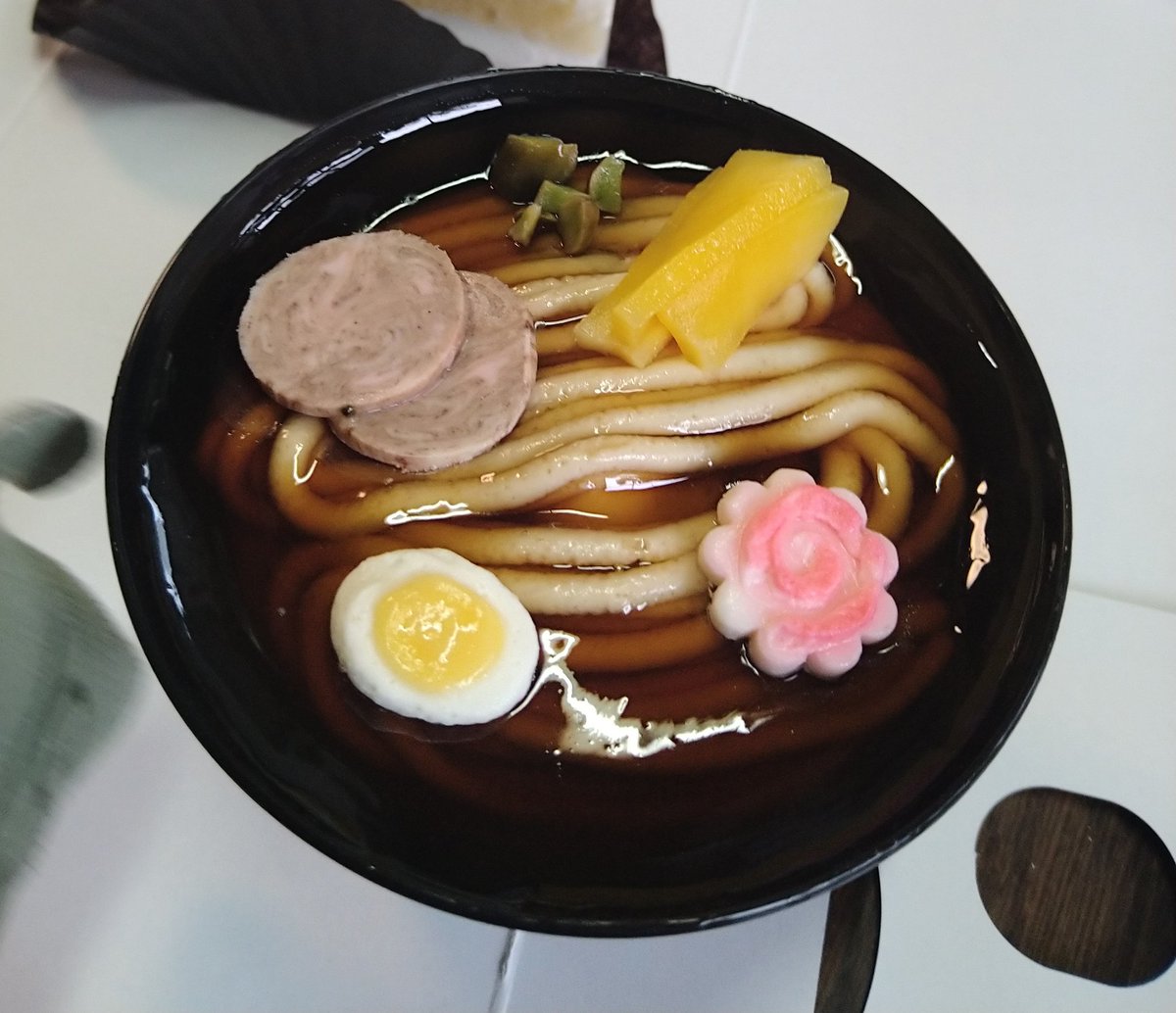 tomosappu's tweet photo. #ロワゼット
#中華そば
ラーメン風のケーキ
箸ではなくスプーンで食べましょう！
麺はモンブラン、メンマはマンゴー？近くにイチゴ栽培ハウスがあり苺買った帰りに寄りました https://t.co/MKEgg0JtgW