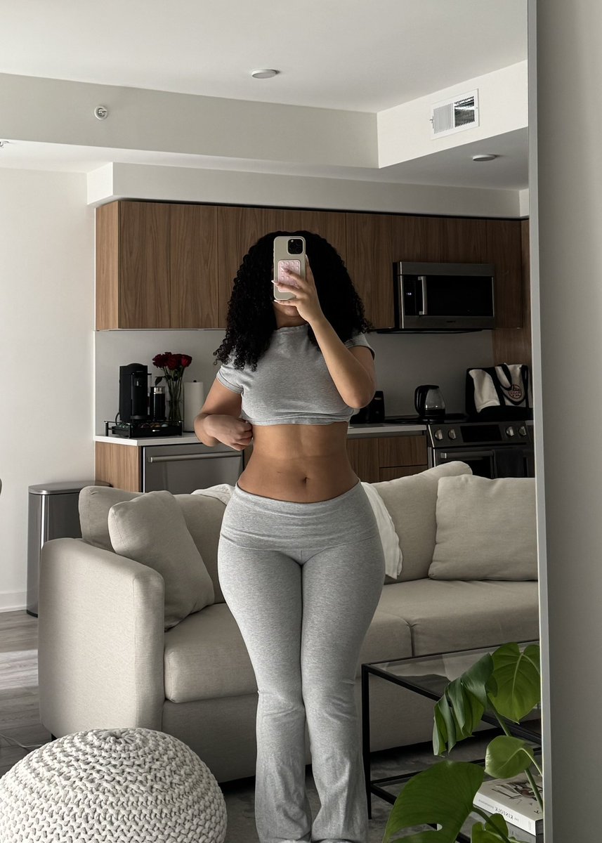 Meski157's tweet photo. I love me seeing my body in mirror 🤭 https://t.co/KEQp7LYPWw
