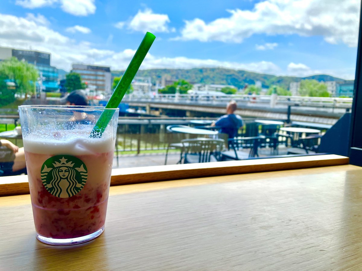 comochimon's tweet photo. お久しぶりの三条大橋スタバ❗️
景色最高✨

いちごミルクうまぁぁ🍓🍓

ユーフォの映画2回目観てくる✨✨ https://t.co/khsfEZIQR3