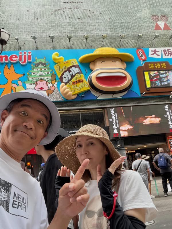 myprochocochan's tweet photo. 仕事の合間の大阪シリーズ②

たこ焼き🐙をやっつける❗️😆

べたですがグリコの前で記念撮影〜そして『カール』で1番美味しい😋と思っているうす味❗️😆

たま��大阪なので奥様も満喫〜❗️😆

#カールおじさん 
#大阪旅行 
#心斎橋 https://t.co/XTJrhNe76w