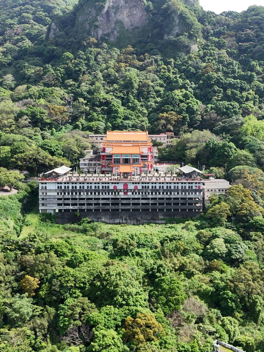 Elton5356's tweet photo. 尖山(占山閩南語)標高382公尺, 在觀音山之東南方, 是觀音山的副峰, 尖尖的山形酷似日本富士山, 緊臨淡水河, 故有「淡水河小富士山」美稱,  從開山凌雲寺走尖山步道到觀景台, 單程約1.6公里, 其中陡上陡下的石階令人印象深刻!
https://t.co/JqYoQePYfj https://t.co/cInQsAmEMm
