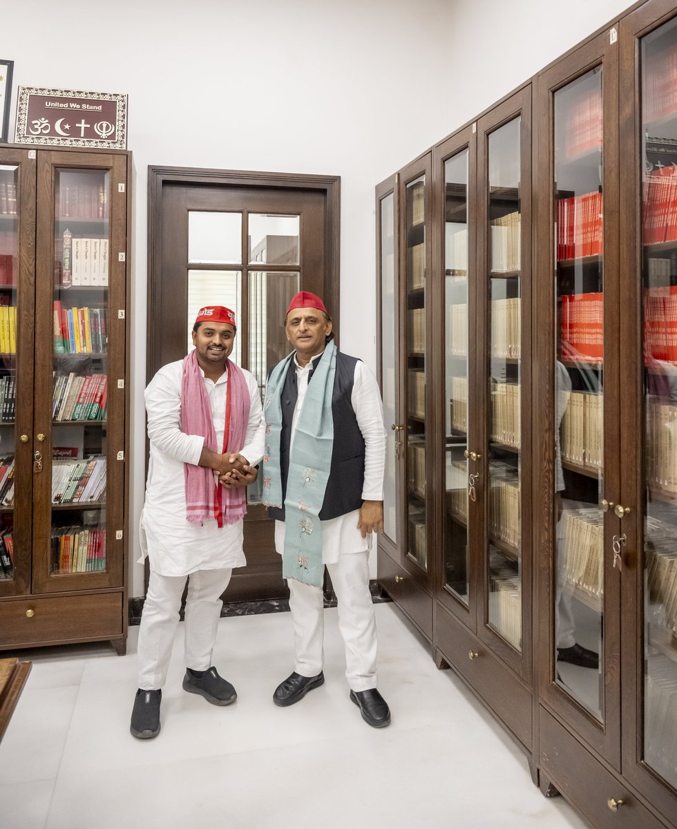 HarikeshSP's tweet photo. #लखनऊ 
समाजवादी पार्टी के राष्ट्रीय अध्यक्ष एवं पूर्व मुख्यमंत्री माननीय श्री @yadavakhilesh  जी से शिष्टाचार मुलाकात कर उनका आशीर्वाद, प्यार एवं स्नेह प्राप्त हुआ। https://t.co/DTzShEKCVO