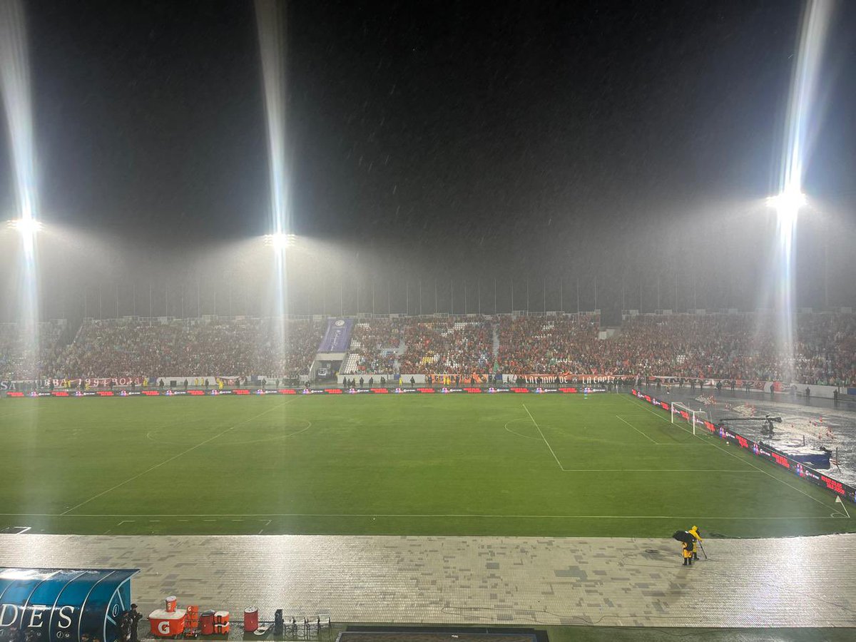 DiarioCoLatino's tweet photo. #FinalLMF | Se retrasa el inicio del segundo tiempo en el “Mágico” debido a la torrencial lluvia. https://t.co/zFRrO7R9D6