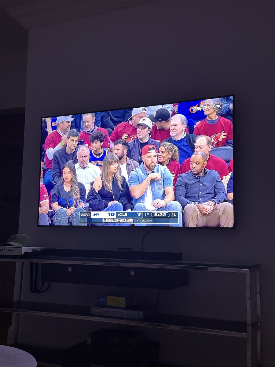 empirecitywire's tweet photo. Taylor Swift and Travic Kelce spotted at the Knicks v. Cavs game in Cleveland
#nba #knicks #basketball #taylorswift https://t.co/EHihfsvxCg