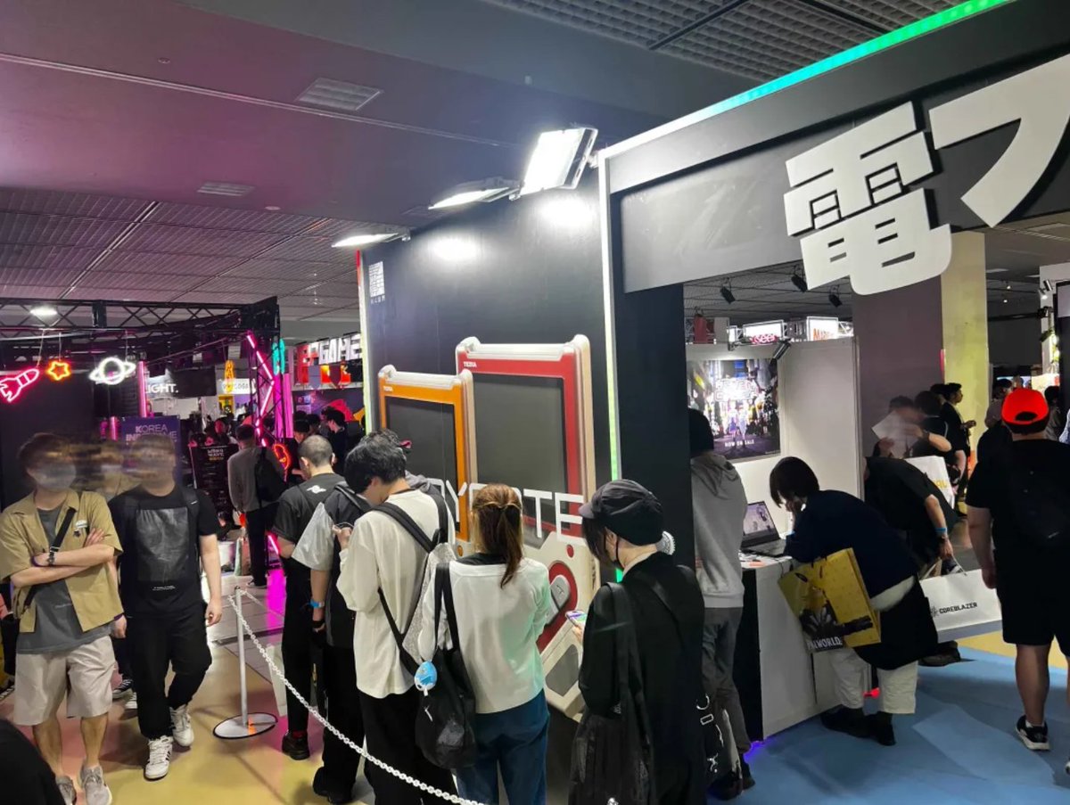 denfaminicogame's tweet photo. 電ファミブースが「BitSummit」に出展中。第四境界の新作『人のゲームカセット』含む12タイトルが試遊可能、一時は2時間待ちの行列も
https://t.co/Rt2Jao9Czh

ブースの出展情報と、初日にご来場いただいたみなさんの感想をご紹介。5月24日まで無料で試遊できるので、ぜひお気軽にお立ち寄りください https://t.co/QjRb02XXwf
