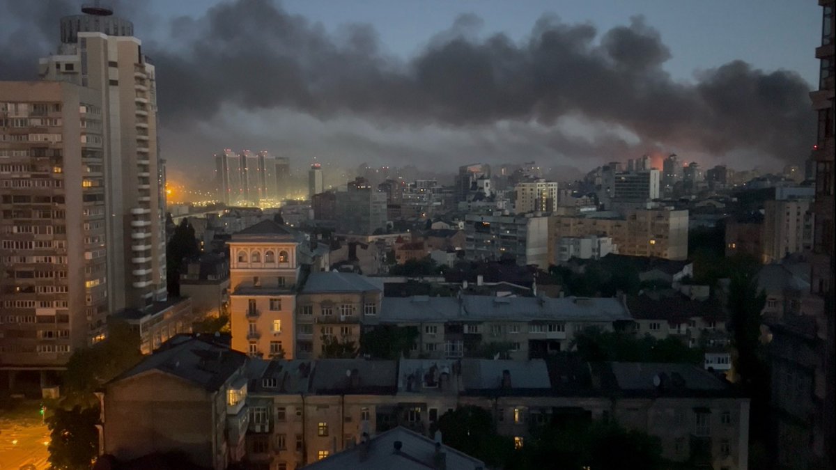 EmGryn's tweet photo. Ciel de Kiev à 4h20 du matin. l’ouest de la ville a été frappé par plusieurs missiles causant plusieurs gros incendies. c’est la première fois que je n’arrive pas du tout à m’endormir tellement ça tape. https://t.co/GxiIbcya3p