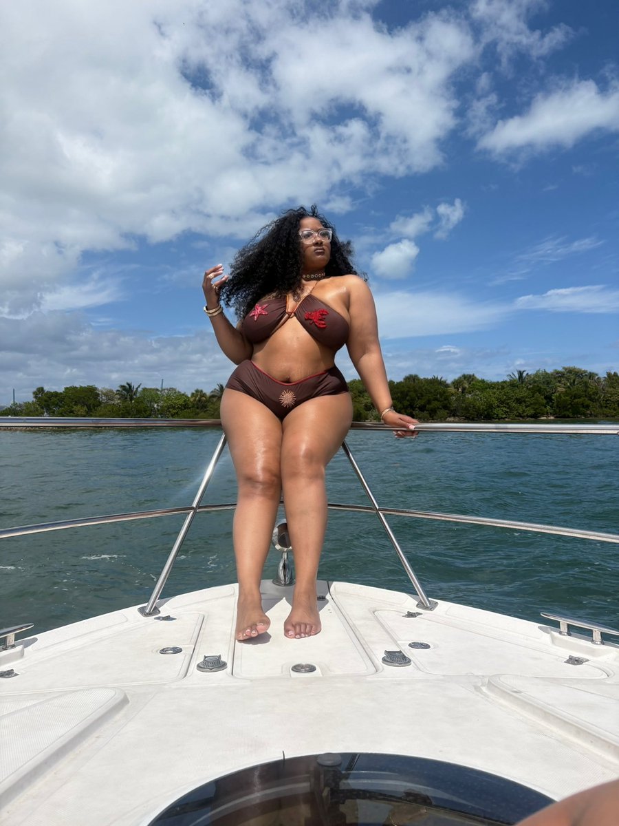 EmaniMaya's tweet photo. @lizzo Must not be seeing my page https://t.co/ifq6rk9sTK