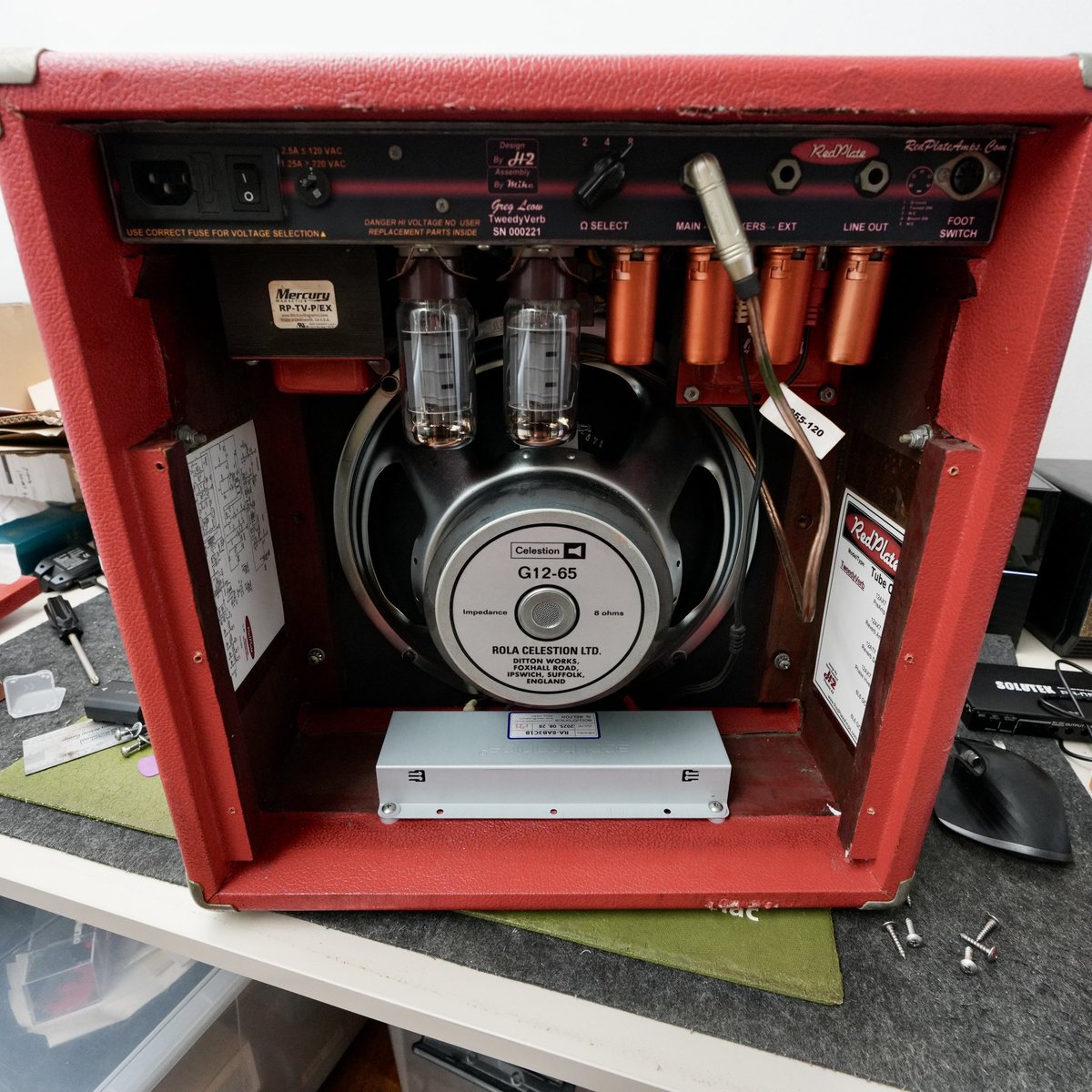 GregoryLeow's tweet photo. Changed the reverb tanks out of my deluxe reverb and Tweedyverb  combos recently.
From reverb tanks that were smooth and dark and long decay to more splashy, bright ones with short decay from @surfyindustries - a syrfypan extra and an Accutronics Reverb Pan 8AB3C1B model, https://t.co/2osBnQmKyt