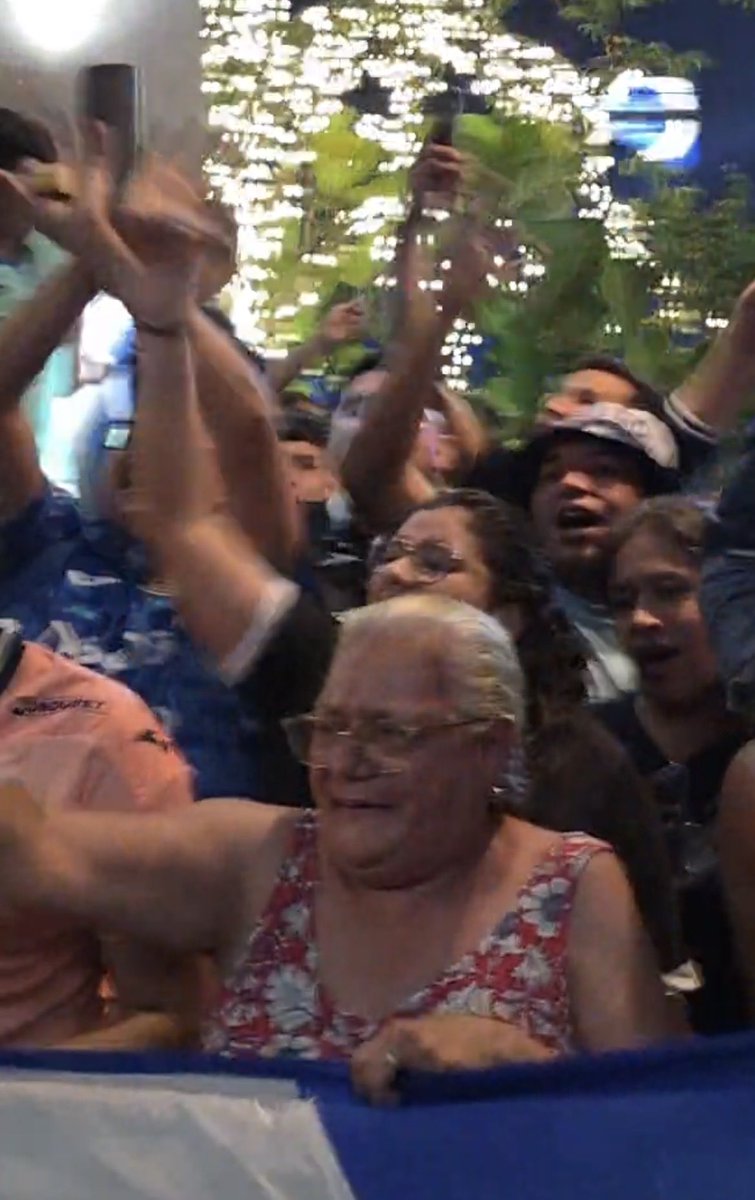 Kevinjjm's tweet photo. El aguante de la abuela en el banderazo!!! https://t.co/lIrFKruBXP
