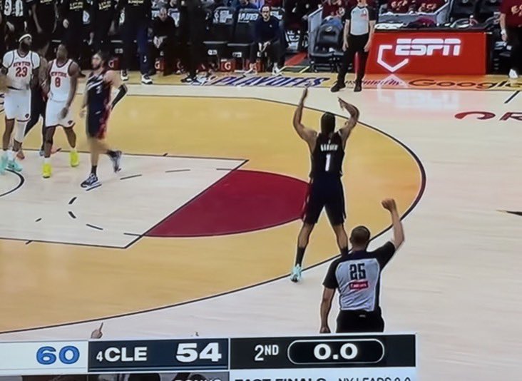 ferretallen's tweet photo. Not sure that’s the signal for halftime but what do I know https://t.co/q2f0vt71EY