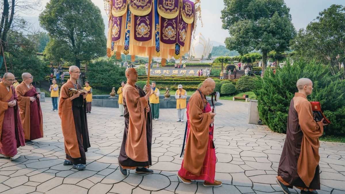 donglin386's tweet photo. 🪷2026 Spring Bodhisattva-precepts-conferring Ceremony
Date: May 27–30, 2026
Venue: Donglin Monastery (Lushan), Jiangxi, China

Receiving precepts plants the precious seed of Buddhahood, guiding us toward ultimate enlightenment in this life and future lifetimes.

Ancient masters taught:
“Better to receive precepts even if breaking them later, than never to take them at all.”

Ordinary beings are like earthen bowls; receiving Bodhisattva precepts transforms us into golden vessels. Even broken golden fragments are far more precious than intact clay bowls.

Bodhisattva-precepts-conferring ceremonies are held yearly in the spring & autumn.
✅ On-site registration is welcome
✅ No complicated procedures
✅ Real-time translation support for all English-speaking visitors

For inquiries:
📞Tel: +86-191-0491-3369 (Reception)
📧Email: overseas.service@donglin.cn
 🪩Official: https://t.co/9zfamKXKlf

#donglinmonastery #buddhist #buddhism #pureland #amitabha #buddhahood #bodhisattva #bodhisattvaprecepts #precepts #spiritualgrowth