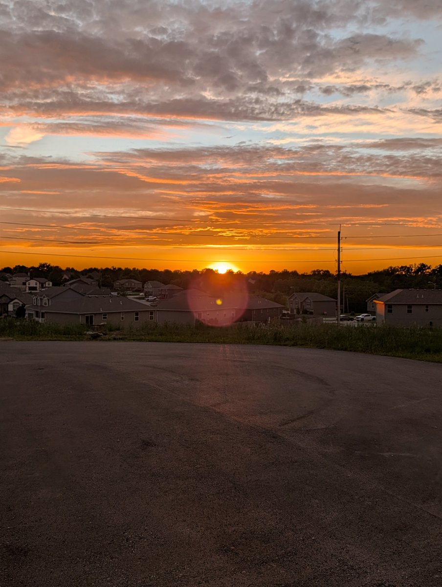BrentonWx07's tweet photo. Pretty Sunset tonight! #MoWx #WxTwitter #Wx #Sunset https://t.co/0HsjTyyPK8