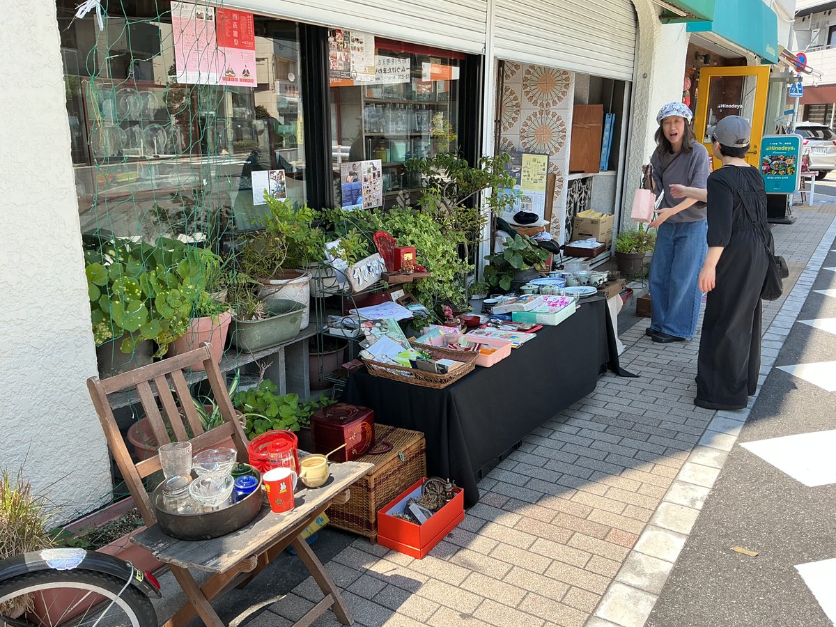 toritori_b's tweet photo. 5/24(日) 12:00〜17:00オープン。

 【タマタマヤ軒先市】12:00頃〜夕方   
レトロ雑貨や手拭いや草履などなど。

今日は井荻会館で『手しごと市』
南口でも蚤の市やってるそうです。
昨日よりちょっと暖か、お散歩がてらお出かけ下さ〜い！ https://t.co/zvHUti2rSy