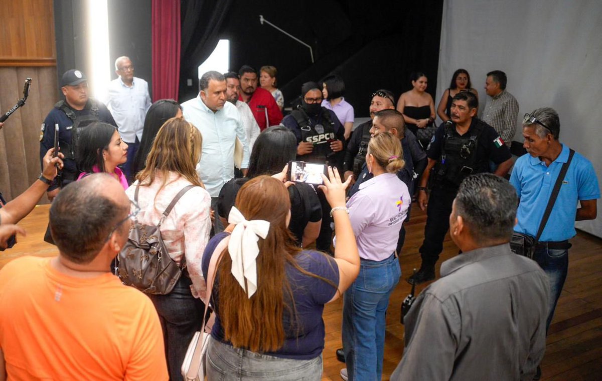 circulo_depoder's tweet photo. 🔴 NANCY ECHEVERRÍA ASUME LA ALCALDÍA DE CUAUTLA 

El Cabildo de Cuautla aprobó por mayoría de votos la designación de Nancy Guadalupe Echeverría Guerrero como síndica municipal en funciones de presidenta municipal por un periodo máximo de 90 días, conforme a la Ley Orgánica Municipal del Estado de Morelos.
Durante su primer mensaje institucional, la funcionaria aseguró que el gobierno municipal continuará operando con normalidad y garantizó estabilidad administrativa, operativa y financiera en el municipio.
Indicó que los servicios públicos seguirán funcionando de manera regular y afirmó que las corporaciones de seguridad mantendrán acciones coordinadas para fortalecer la tranquilidad en Cuautla.
Además, informó que las cuentas del ayuntamiento no se encuentran bloqueadas, por lo que están garantizados los pagos a trabajadores y proveedores.

#Cuautla #Morelos