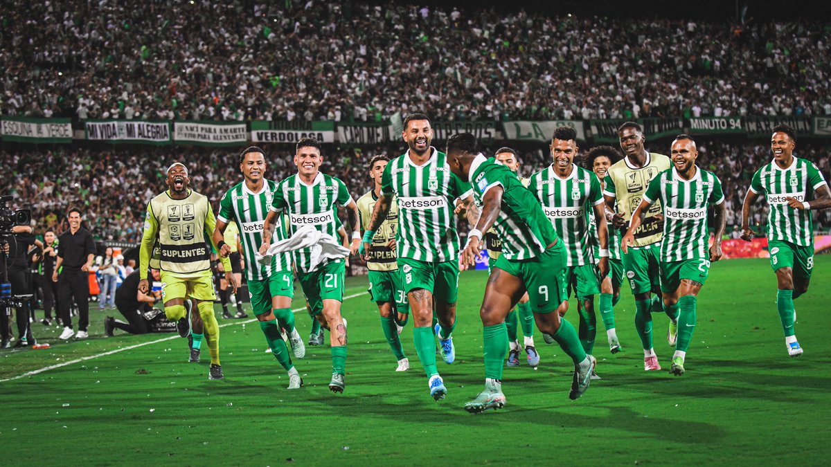 Bedoyad21's tweet photo. Con el aliento de esta hinchada sale el verde campeón 💚🏆⚽️ https://t.co/gYKKg7HP5f