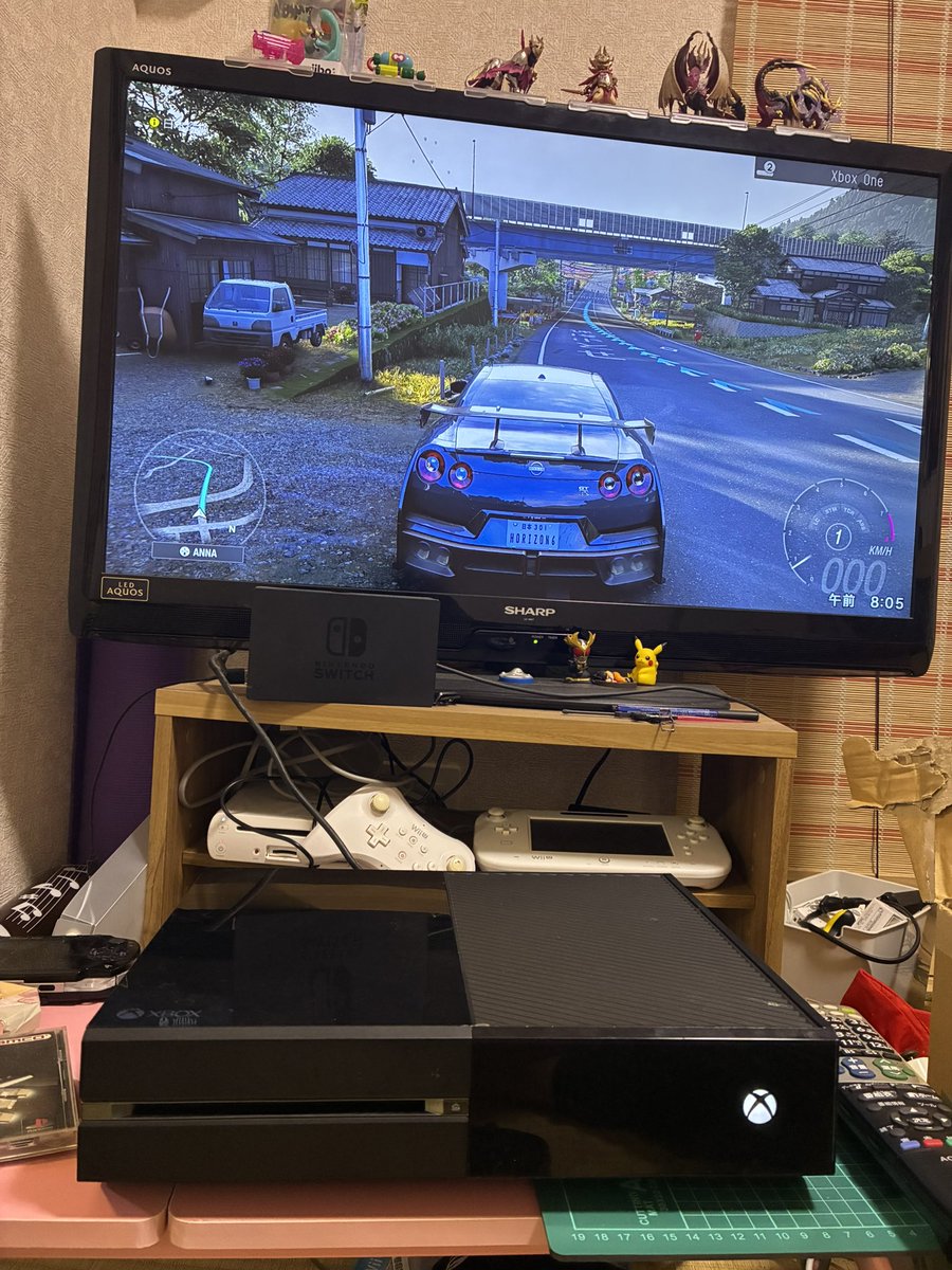 omonmaoh's tweet photo. おはようございます！今朝のゲームタイムは「Xbox one 本体」ヤフオクで約3000円で購入 ヾ(*´∀｀*)ﾉ やすい！

さっそく動作確認し問題なさそう。まぁウチのXboxが360がレッドリング・オブ・デスでいつ逝ってもいいように下位互換があるXbox oneも欲しいなーと探してたところGETできました。

(  •ω•)ｳｰﾝ･･ んでもまぁXbox oneはほぼディスク版のソフトは売ってないし、HaloやGears of warの独占タイトル以外のゲームはプレステでもプレイできるしなー

あとはフリープレイが強いというXbox Gaming passはどうなんだろー？今となっては旧世代機で遊べるゲームはあるのかなー？ まぁ課金無しでも、これを機に持ってるXbox360のディスクソフトを遊ぼーと思い購入。

ネット接続し、お試しに最初の月くらいはとXbox Gaming pass に加入約1500円。
フリープレイとなってるゲームはXboxがなくともパソコンやスマホ、Fire TV Stickでもクラウドプレイができると聞いたことあるので試してみるかー

ｵｵｫｫｫ(ﾟﾛﾟ*)(ﾟﾛﾟ*) なにXbox one本体でもクラウドゲームプレイに対応！？ようするに次世代機(現行機)であるXbox Series X|Sのゲームもできるじゃないの！？ プレステ4で5のゲームができるようなもんよ！

ラグや画質の低下があるのかは今の所わからない。とりあえず発売したばかりのForza Horizon 6をプレイし感動する。これ日本や！