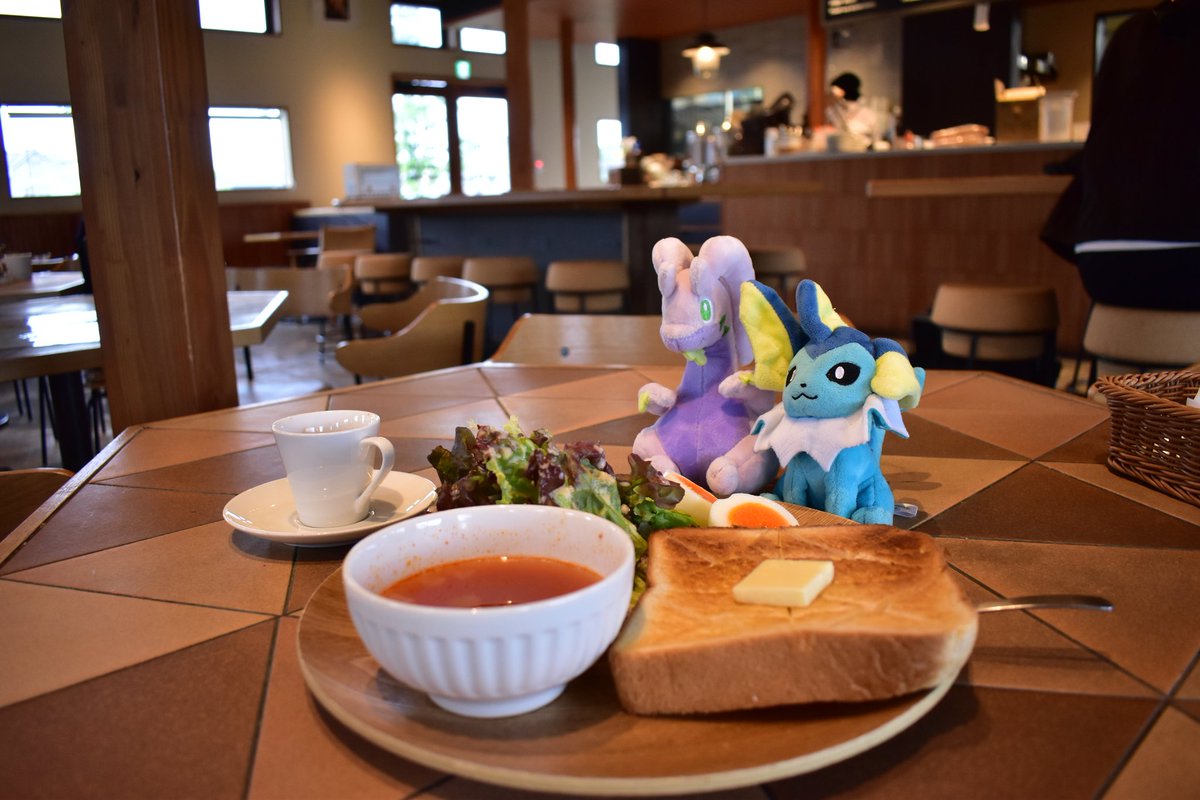 Soragamer13's tweet photo. ヌメルゴンとモーニングセットを食べるシャワーズ君 #シャワーズ #Vaporeon #ヌメルゴン #goodra #ポケモン #pokemon #ぬい撮り #ぬい活 #ぬいぐるみ #plush https://t.co/yS9Dn5lCwU
