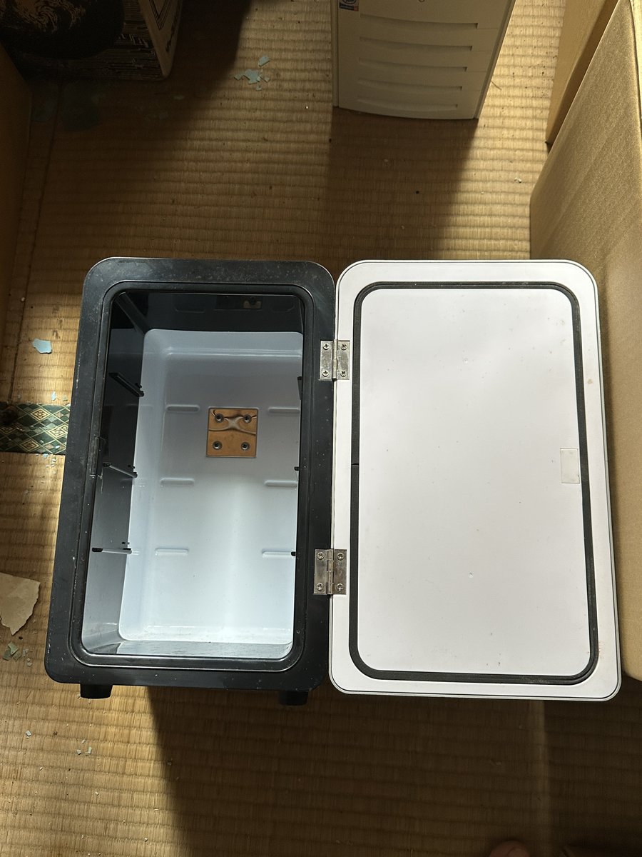 もうちっとだけ続くんじゃ。 北斗の拳のパチスロ型冷蔵庫。記憶にない。
