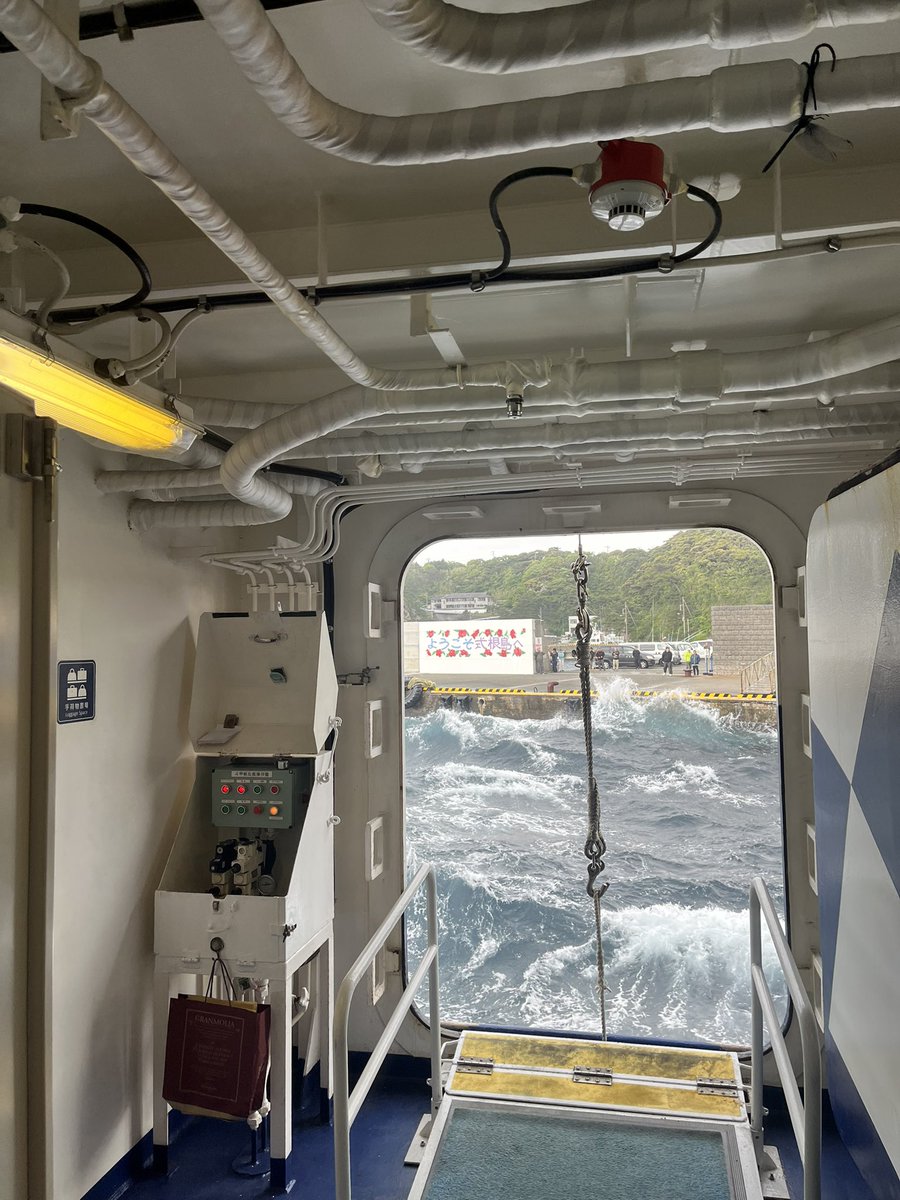 Minoru0's tweet photo. なんとか竿出せた式根島。
ナライが一応避けられる磯で、日中はイスズミに腕をやられながらオナガ35程度、夕まずめにクチブト44くらい。

一日ズレたら良い釣り日和になったのになーと思った釣行でしたが、やは��島は良い(^^)
#鈴豊
#マスターチューン尾長2.5
#ボトムキングg480

# https://t.co/BOGRrhqSuH