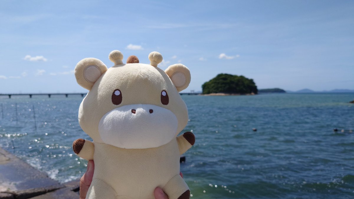 rintakirin's tweet photo. 蒲郡の竹島来ましたー。曇り予報だったけど、晴れて良かったねー☀
りんた！🦒✨
 #りんたアルバム
 #りんたの旅記録
 #ぬい活
 #ぬい撮り https://t.co/L3ZC4g4Byf