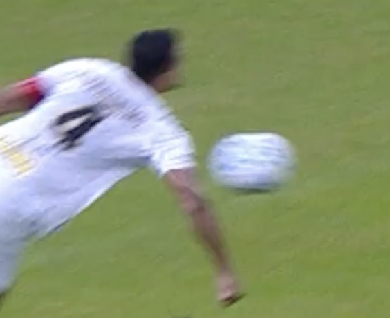 edner's tweet photo. @Tetthews @mwgremio O corpo e  fisica não mentem, a musculatura dele balança e chega a ficar o formato do impacto da bola no braço dele... https://t.co/EV3YSE1NDr