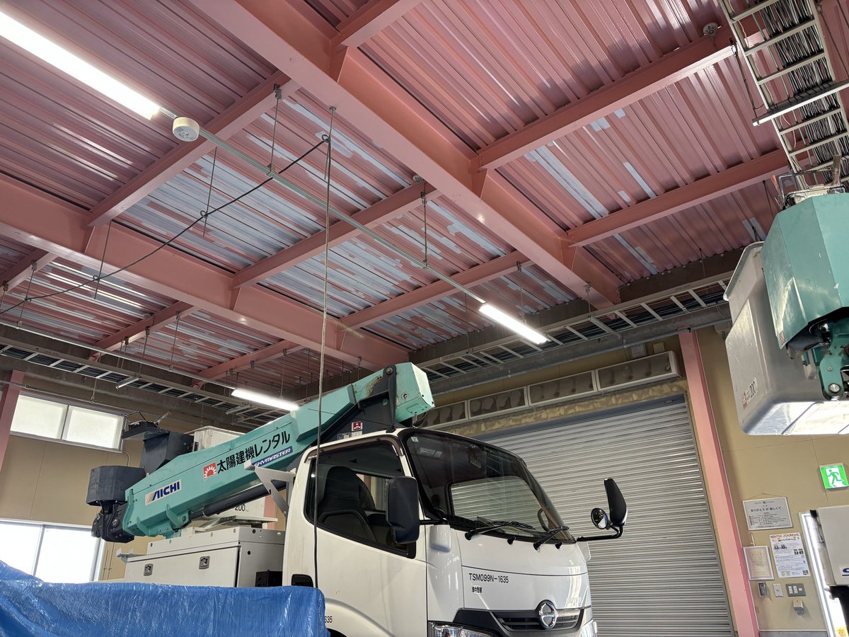 smart_co_'s tweet photo. 工場天井デッキプレート
塗装剥がれ補修
高所作業車、ケレン、エポキシ錆止め
ウレタン塗装 https://t.co/Mn0yIkScDe
