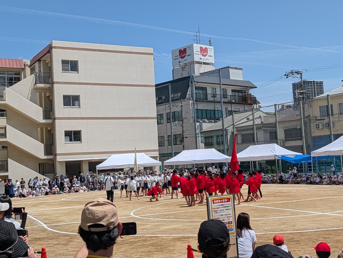 keigo_f's tweet photo. 今どき、赤勝て白勝ての運動会。
綱引き、大玉転がし、棒引き、徒競走、リレー。
昭和感満開。でも、面白い。
これが120年続く小学校の伝統、ということなんだろう。 https://t.co/e2XzNJwvYi