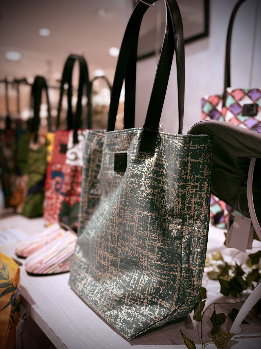 Cross__Trade's tweet photo. 【完売御礼】

折りたたみ傘が残り4本、2柄となりました。そしてアパレルも何柄か完売となりました、誠にありがとうございます😭

気になる商品がありましたら、お早めに横浜髙島屋5階シーズンスタイルラボまでお越しくださいませ

2026.5.26まで
10:00〜20:00
最終日26日は18:00までとなっております https://t.co/o6J8ppv1ar