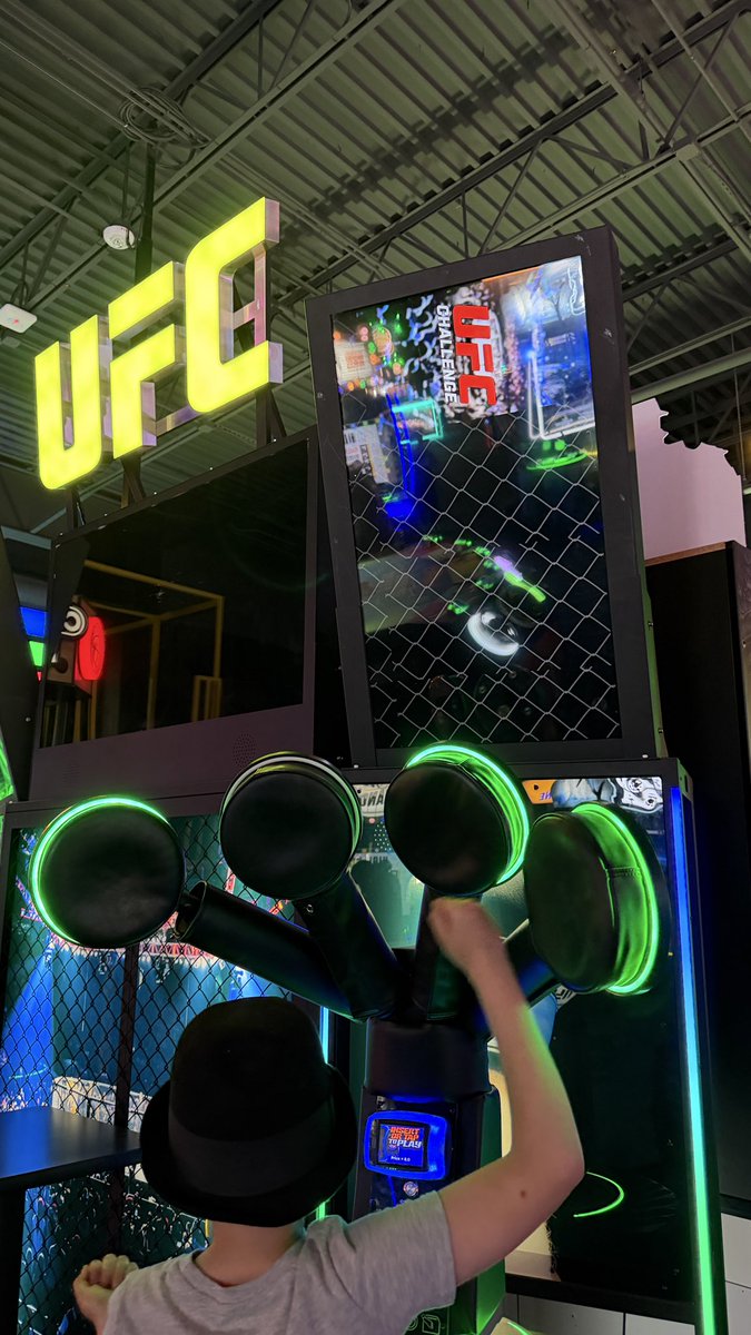 Tiffcobabe's tweet photo. Hey @DaveandBusters the game screen is a bit messed up. https://t.co/sGX1kP7NVt