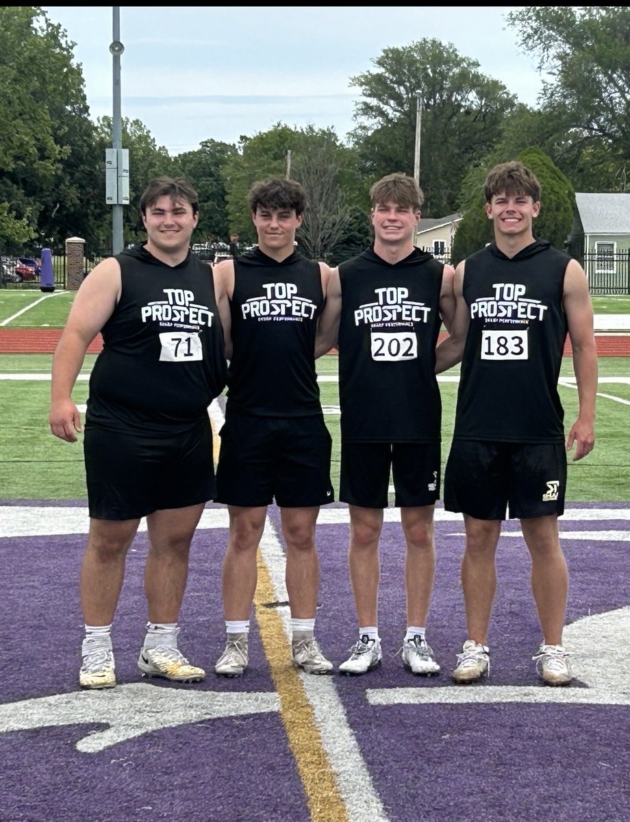 DomMonhollon's tweet photo. Silver Lake boys putting in work at Top Prospect today. 🏈💪
Offseason grind continues. #TopProspect #SilverLakeFootball #ClassOf2028 #Recruiting @sharp_spelite @KansasPregame https://t.co/4f8X9rlqQY