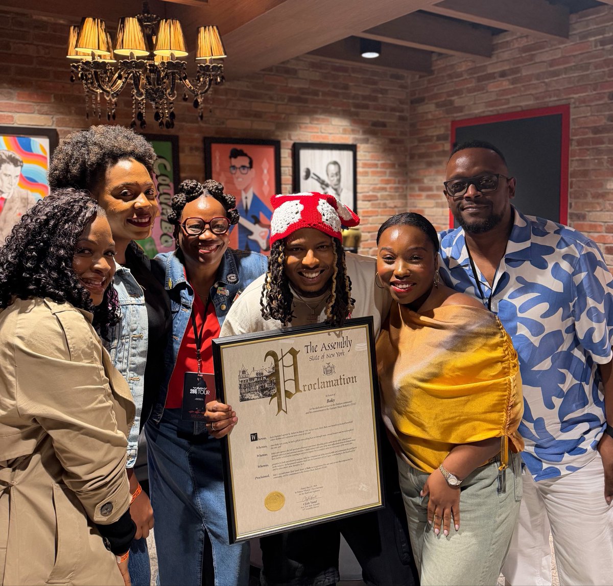 carelpedre's tweet photo. Avan konsè li nan Brooklyn Paramount, Baky resevwa yon Proclamation ofisyèl nan men New York State Assembly Onorab Clyde Vanel prezante, pou rekonèt kontribisyon li nan kominote ayisyèn nan ak nan Haitian Music Industry (HMI) la.

Felisitasyon @realbakypopile. Kontinye fè drapo a flote. 🔥🇭🇹