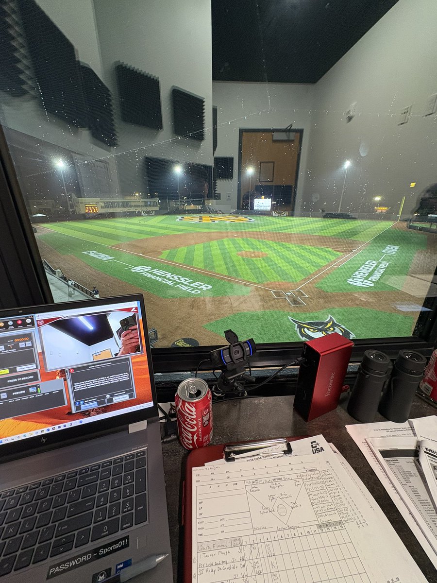 IamCoreyRiggs's tweet photo. Waiting for an update at 945 ET on when we might resume play. Semifinal #2 LIB 6 MoState 4 BOT 6 suspended for lighting and rain. Meanwhile Liberty Sr John Simmons is in a rain delay standoff with Bears Sr Jason Schaaf #raindelay 🐻⚾️ https://t.co/KXdvureHYM