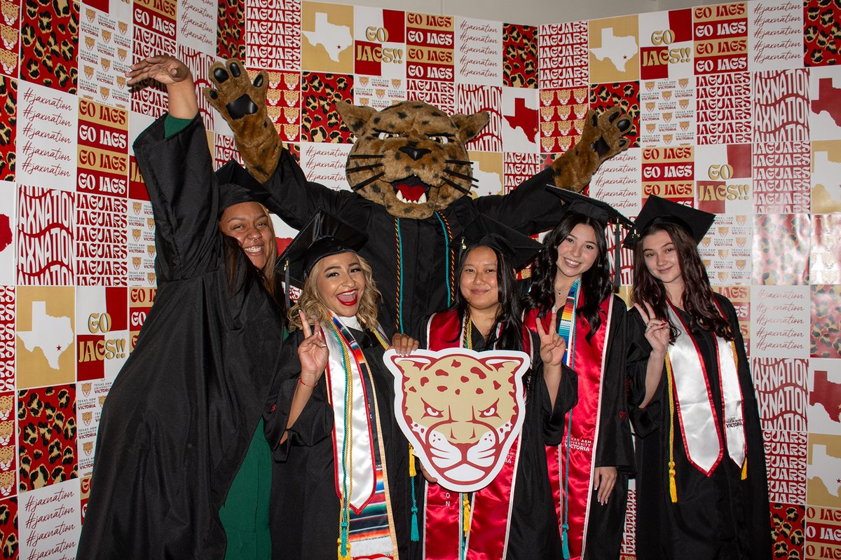 TAMU_VICTORIA's tweet photo. Nearly 400 students walked the stage last weekend to receive their degrees at Texas A&M University-Victoria. #JAXNATION
https://t.co/l6hVNolSUp https://t.co/hd0OZntYoq