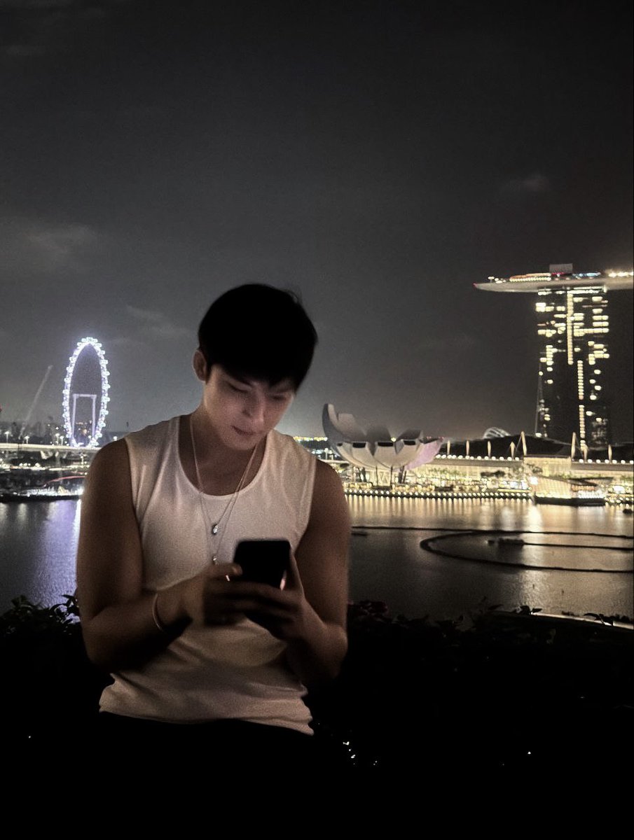 Mrngyu's tweet photo. A peaceful night somewhere in Singapore. The city looked beautiful from every angle and honestly I could have stayed there for hours doing absolutely nothing. Good weather, good view, and a mind finally slowing down after a busy schedule. https://t.co/rtjO28AUiV
